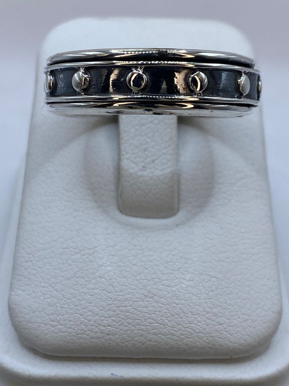 Anillo Banda Industrial con Remaches en Plata .925 — ángulo diagonal