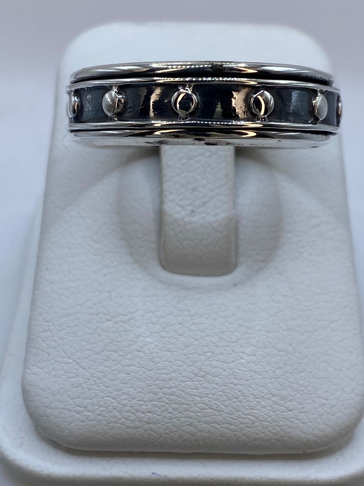 Anillo Banda Industrial con Remaches en Plata .925, vista frontal