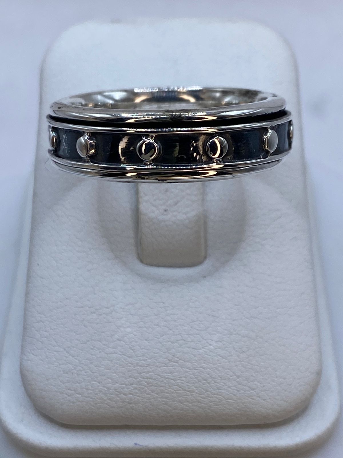 Anillo Banda Industrial con Remaches en Plata .925, vista lateral