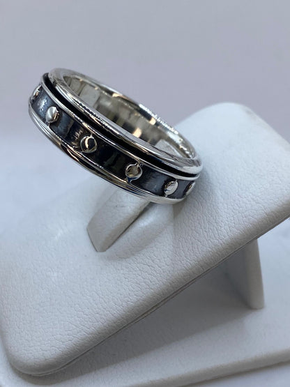 Anillo Banda Industrial con Remaches en Plata .925, vista de detalle