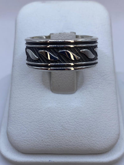 Anillo Banda Texturizada en Plata .925 Diseño Moderno con Contraste — vista lateral