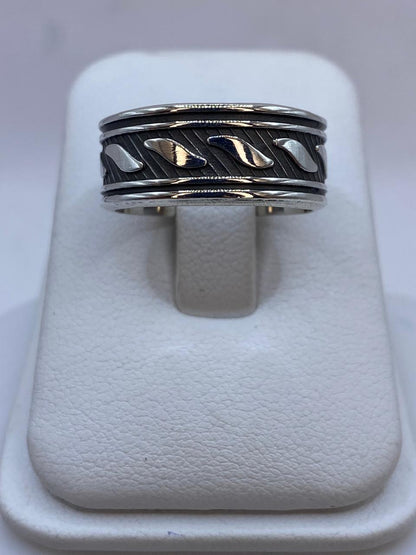 Anillo Banda Texturizada en Plata .925 Diseño Moderno con Contraste, vista frontal