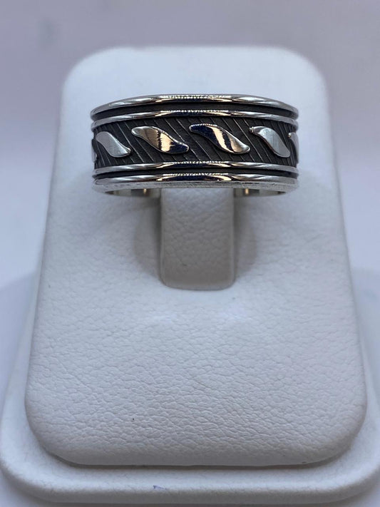 Anillo Banda Texturizada en Plata .925 Diseño Moderno con Contraste, vista frontal