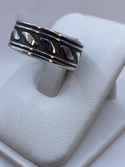 Anillo Banda Texturizada en Plata .925 Diseño Moderno con Contraste, vista lateral