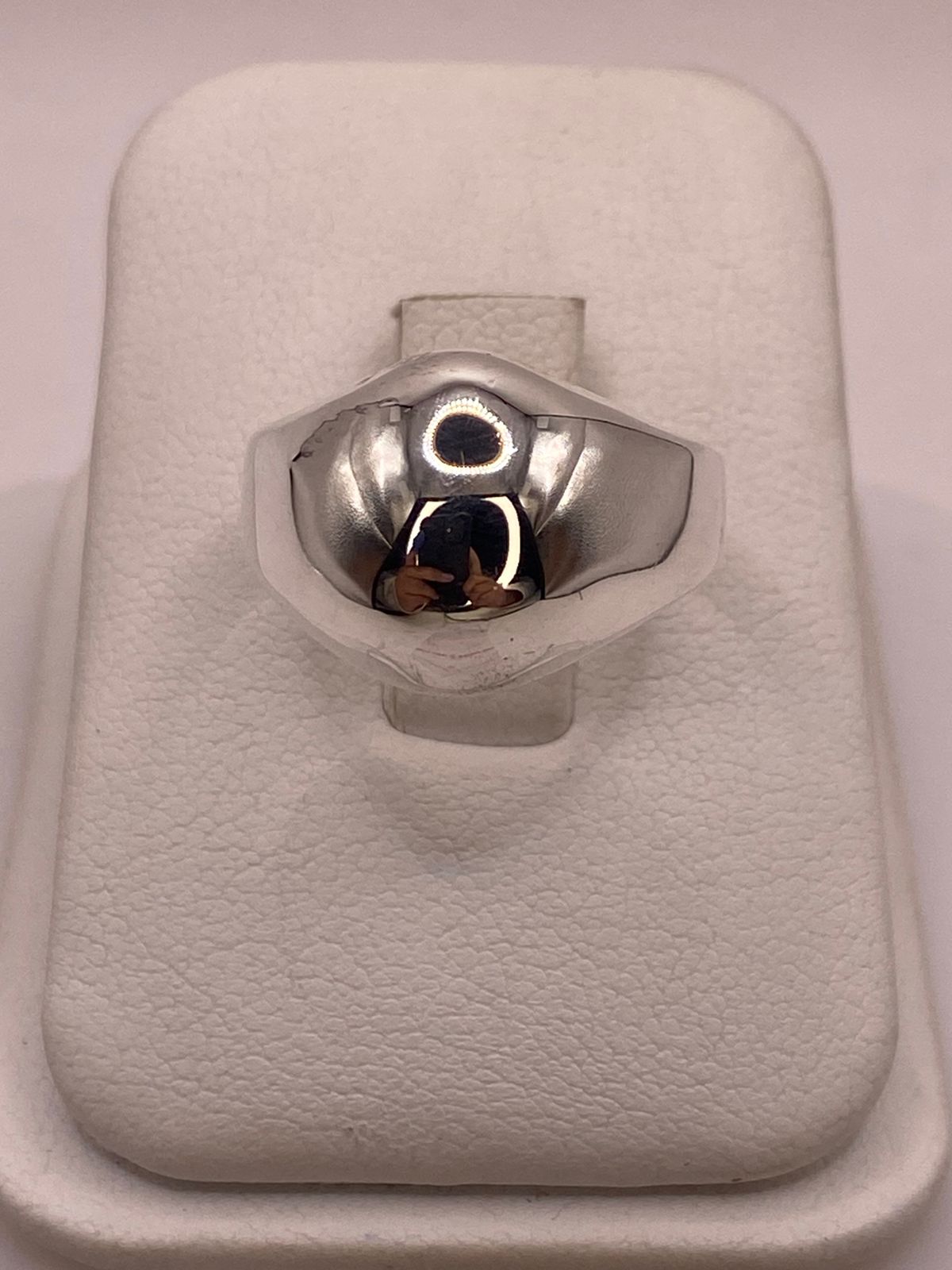 Anillo Bombeado Liso en Plata .925 en báscula mostrando peso