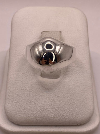 Anillo Bombeado Liso en Plata .925 en báscula mostrando peso