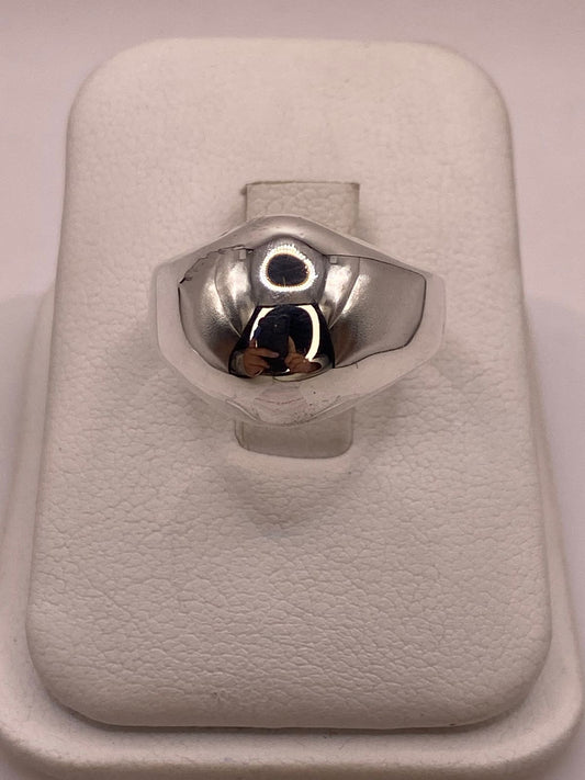 Anillo Bombeado Liso en Plata .925 en báscula mostrando peso