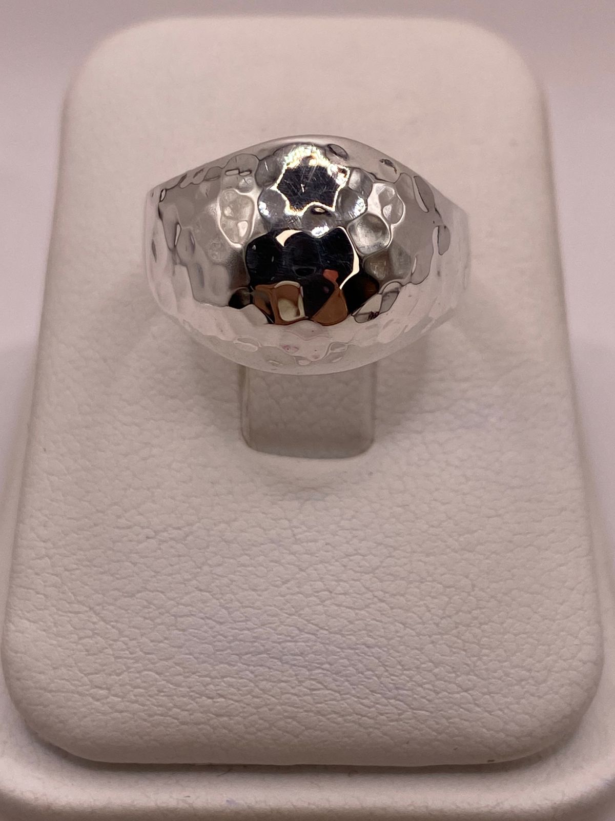 Anillo Bombeado Martillado de Plata Ley .925 en báscula mostrando peso
