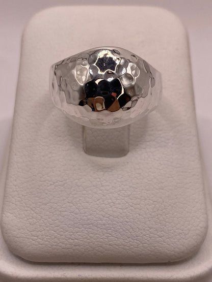 Anillo Bombeado Martillado de Plata Ley .925 en báscula mostrando peso