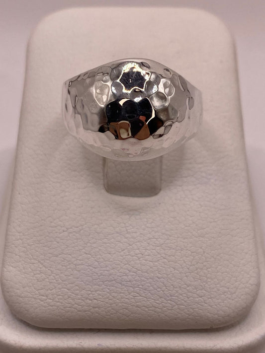 Anillo Bombeado Martillado de Plata Ley .925 en báscula mostrando peso