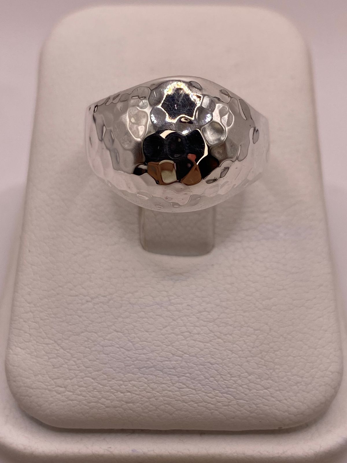 Anillo Bombeado Martillado de Plata Ley .925, vista lateral