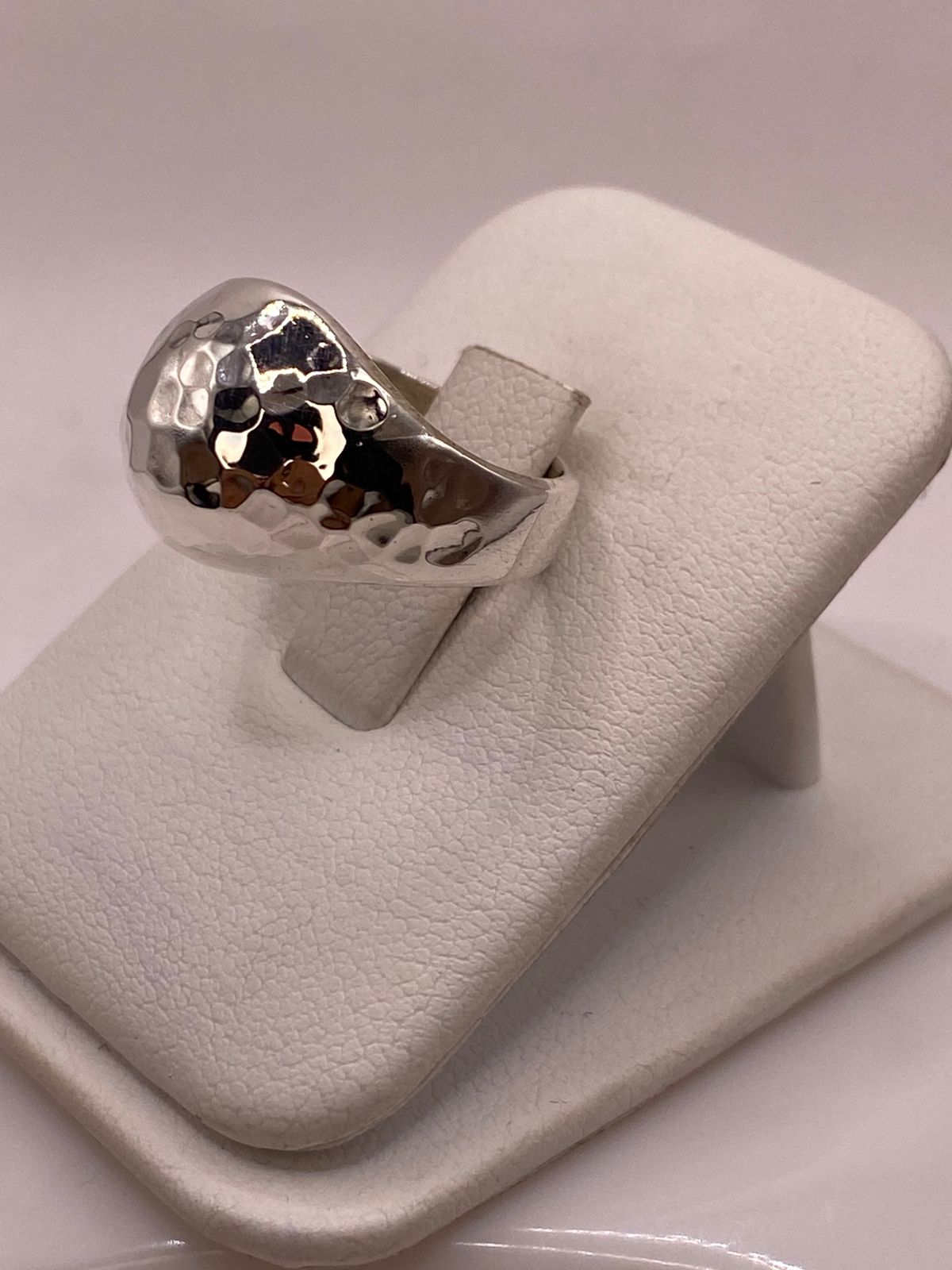 Anillo Bombeado Martillado de Plata Ley .925, vista frontal