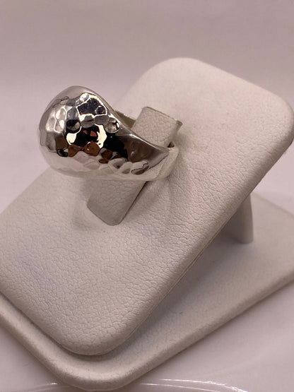Anillo Bombeado Martillado de Plata Ley .925, vista frontal