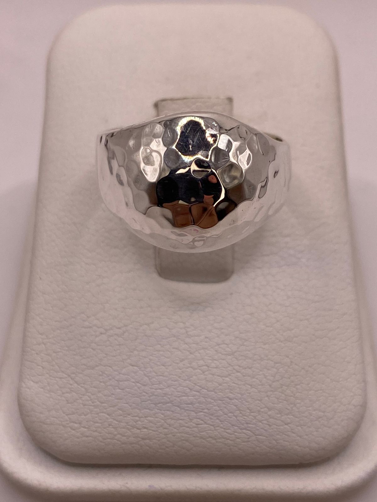 Anillo Bombeado Martillado de Plata Ley .925, vista de detalle