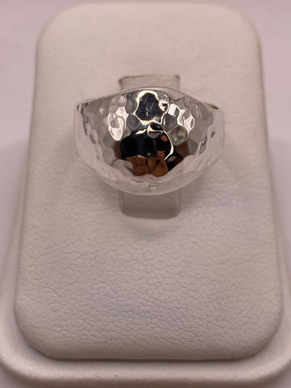 Anillo Bombeado Martillado de Plata Ley .925, vista de detalle