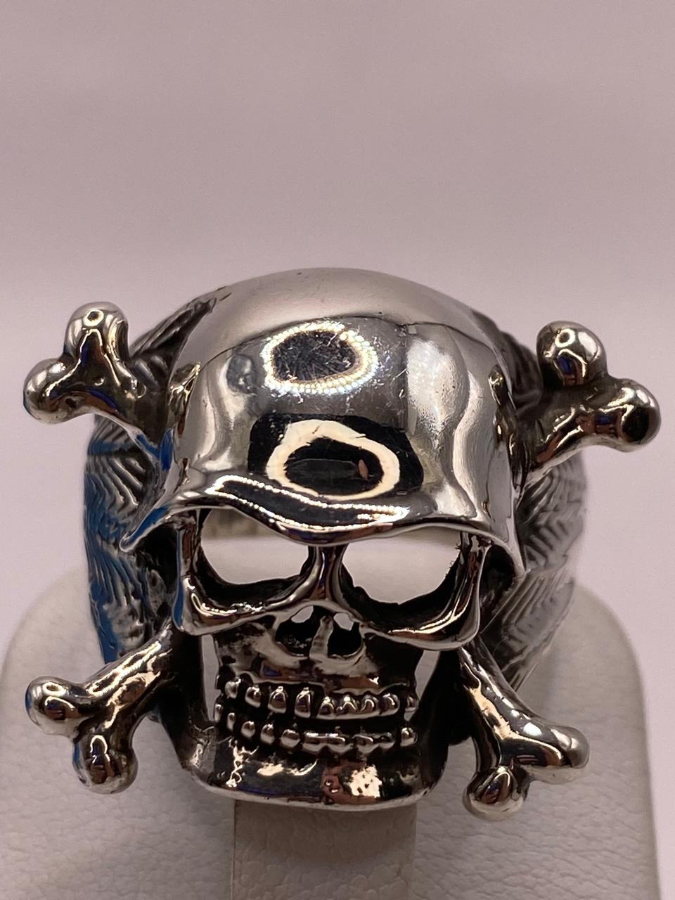 Anillo de Calavera con Casco y Huesos Cruzados en Plata .925, vista de detalle