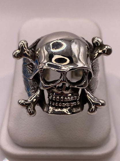Anillo de Calavera con Casco y Huesos Cruzados en Plata .925 en báscula mostrando peso