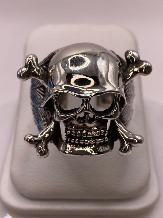 Anillo de Calavera con Casco y Huesos Cruzados en Plata .925 en báscula mostrando peso