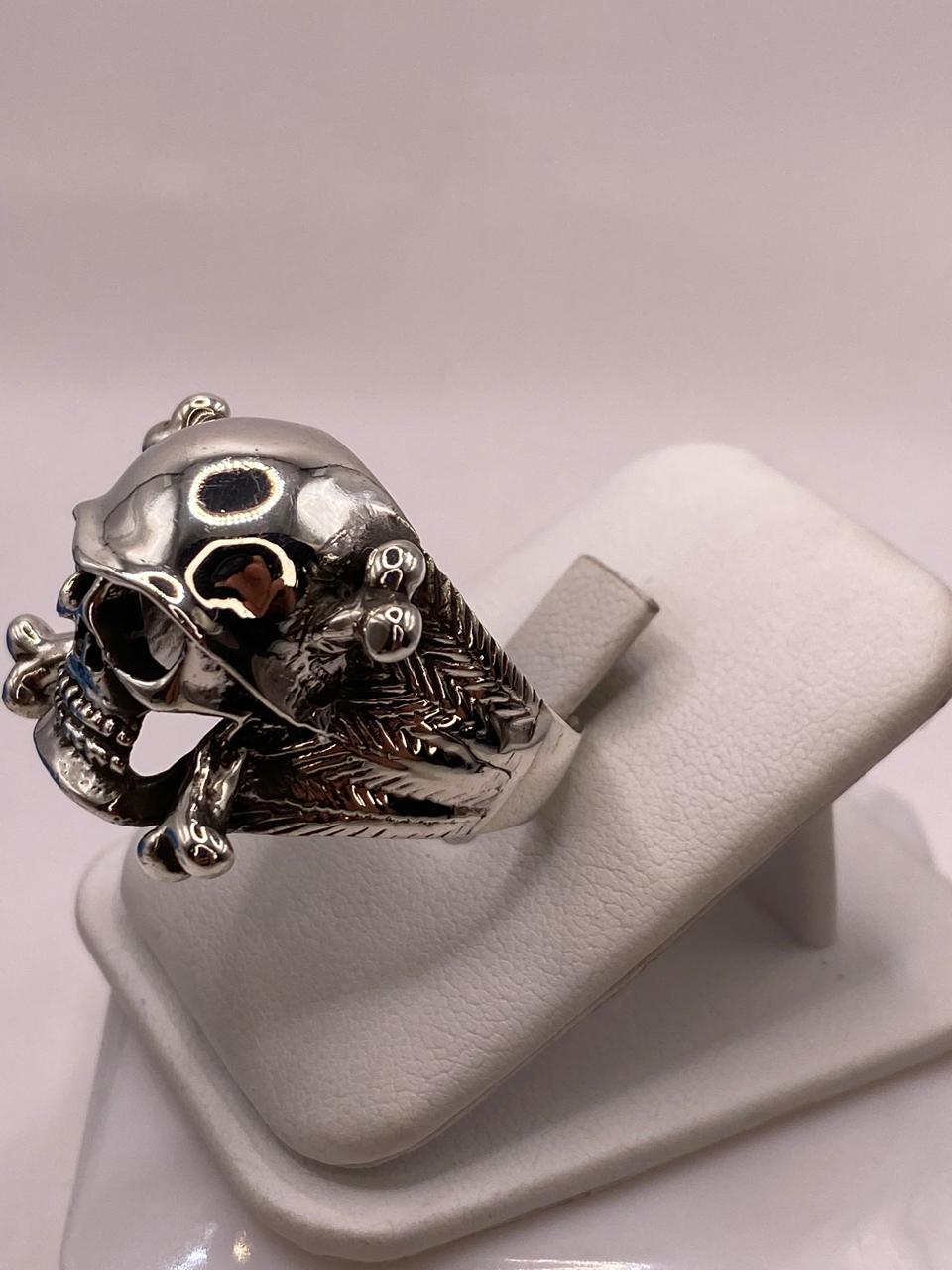 Anillo de Calavera con Casco y Huesos Cruzados en Plata .925, vista lateral