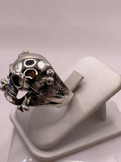 Anillo de Calavera con Casco y Huesos Cruzados en Plata .925, vista lateral