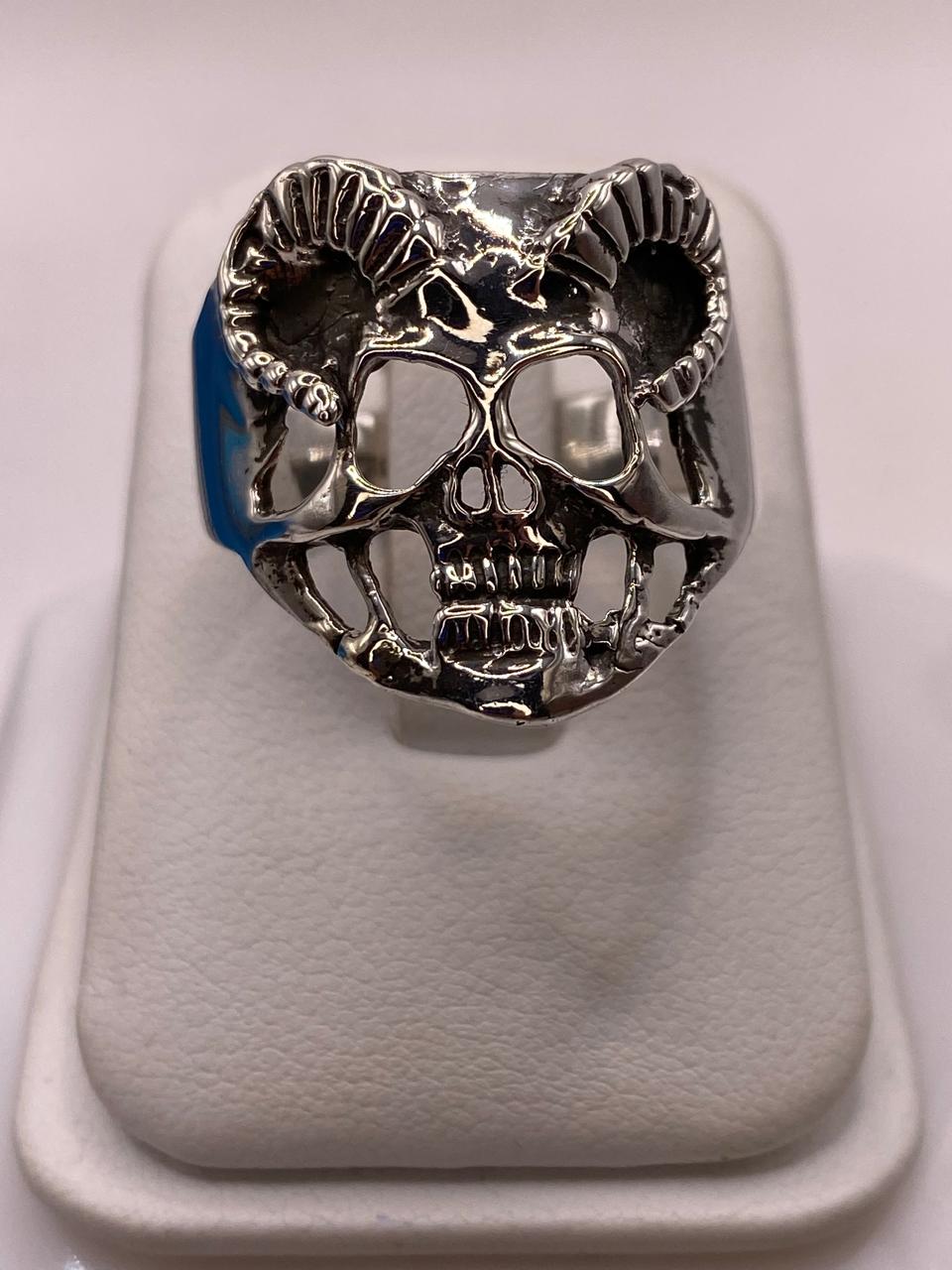 Anillo de Calavera con Cuernos en Plata .925 — ángulo diagonal