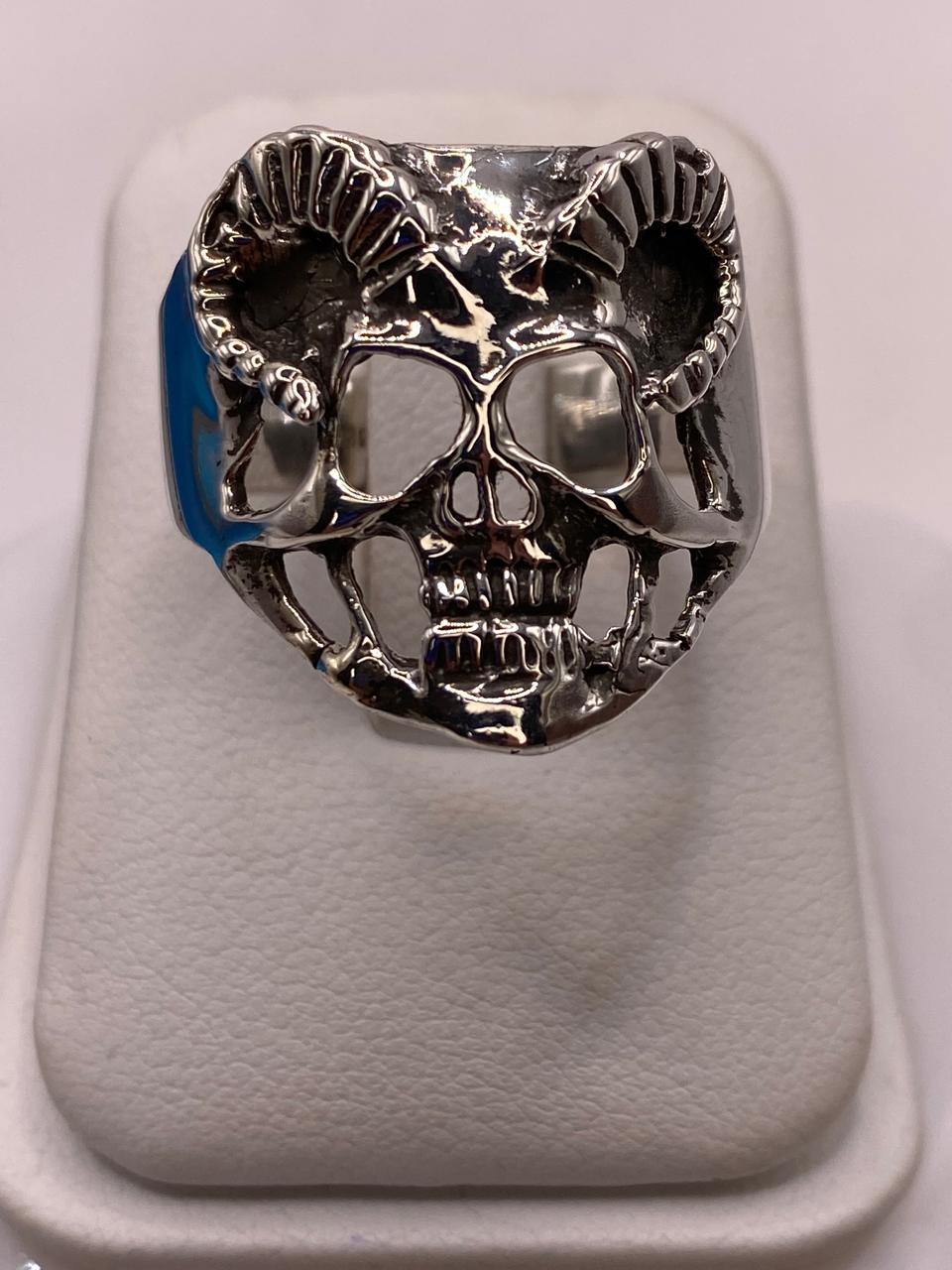 Anillo de Calavera con Cuernos en Plata .925, vista frontal