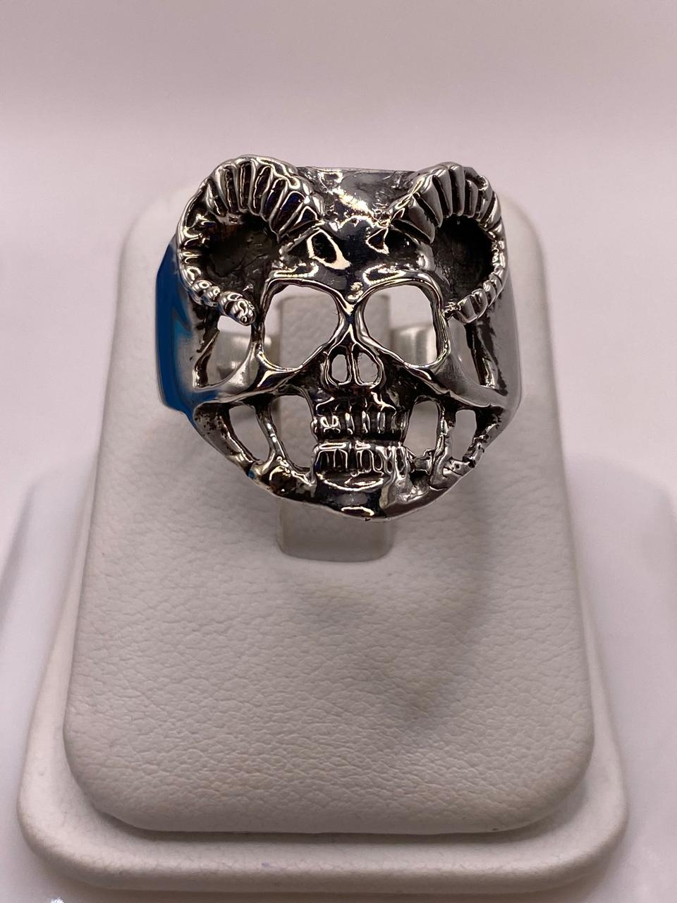 Anillo de Calavera con Cuernos en Plata .925, vista lateral