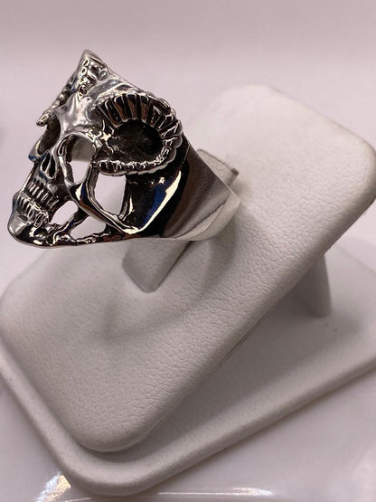 Anillo de Calavera con Cuernos en Plata .925, sello de autenticidad Plata Ley .925