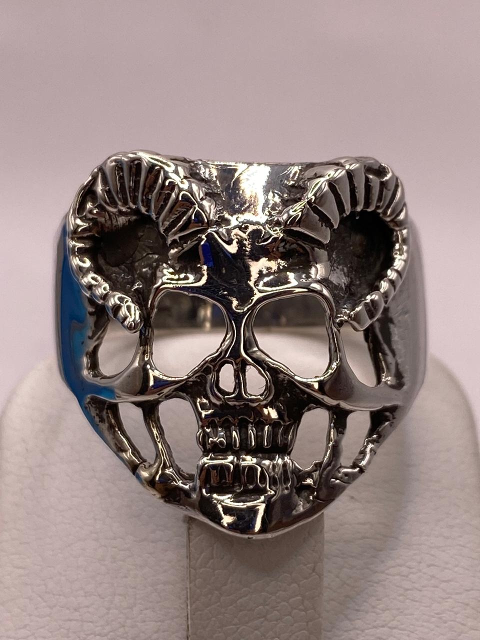 Anillo de Calavera con Cuernos en Plata .925, vista de detalle