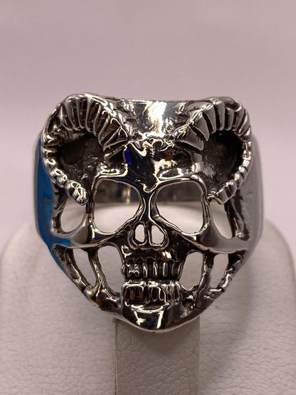 Anillo de Calavera con Cuernos en Plata .925, vista de detalle