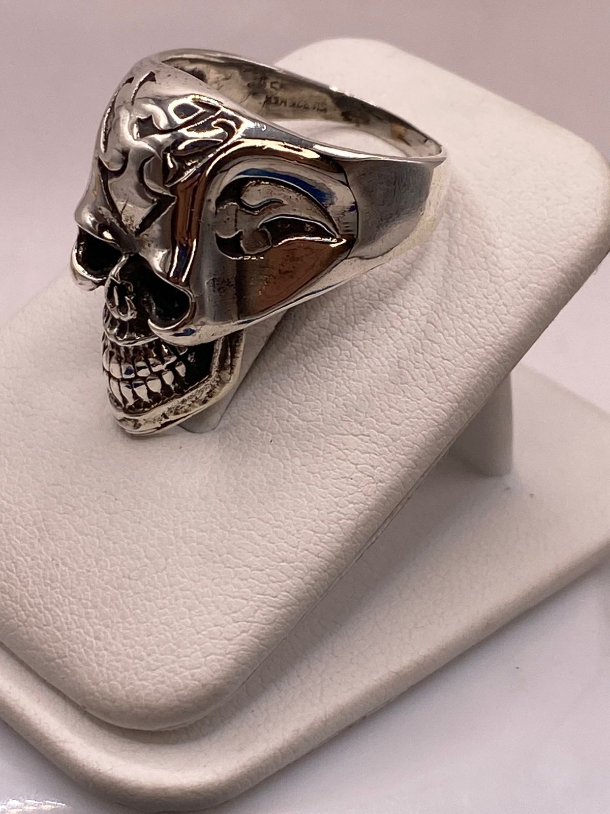 Anillo de Calavera con Detalles Flameantes en Plata .925, vista frontal