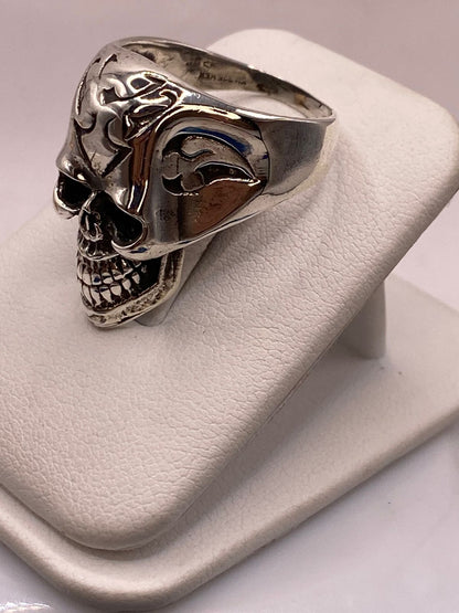 Anillo de Calavera con Detalles Flameantes en Plata .925, vista frontal