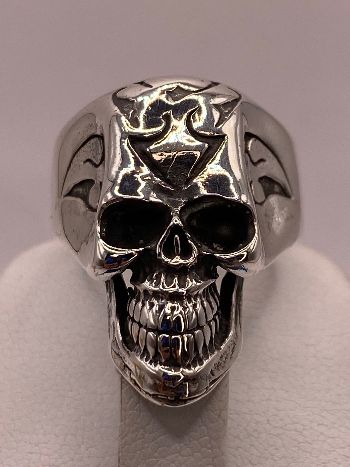 Anillo de Calavera con Detalles Flameantes en Plata .925 — ángulo diagonal