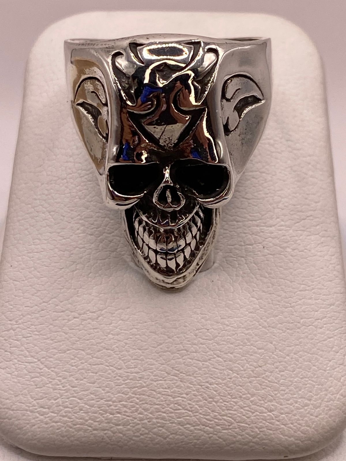 Anillo de Calavera con Detalles Flameantes en Plata .925, vista lateral