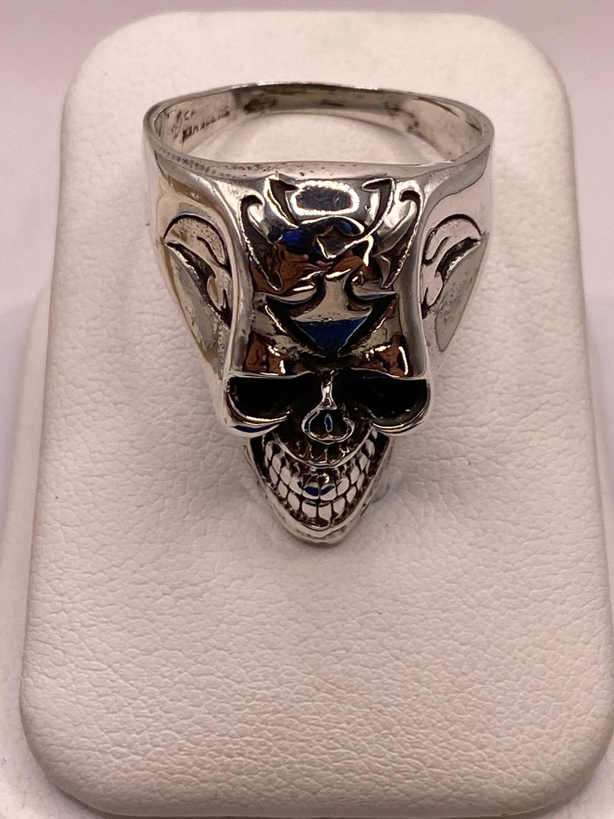 Anillo de Calavera con Detalles Flameantes en Plata .925, vista de detalle