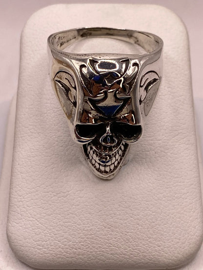 Anillo de Calavera con Detalles Flameantes en Plata .925, vista de detalle