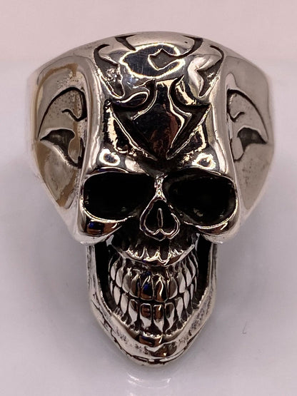 Anillo de Calavera con Detalles Flameantes en Plata .925, sello de autenticidad Plata Ley .925