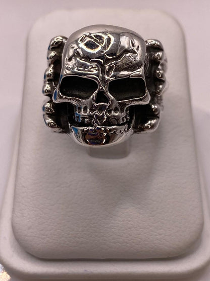 Anillo de Calavera con Huesos Laterales en Plata .925 — ángulo diagonal