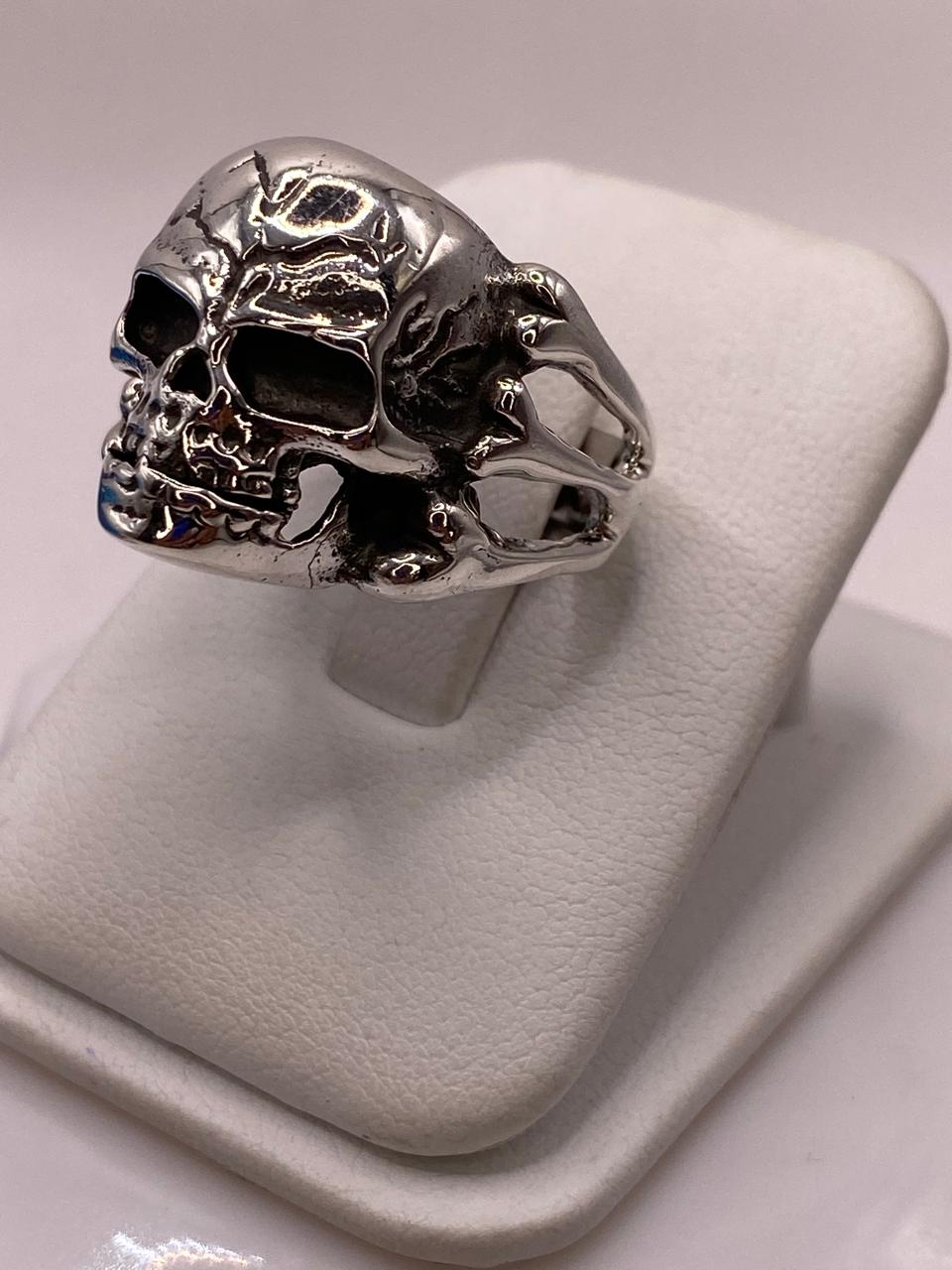 Anillo de Calavera con Huesos Laterales en Plata .925, vista frontal