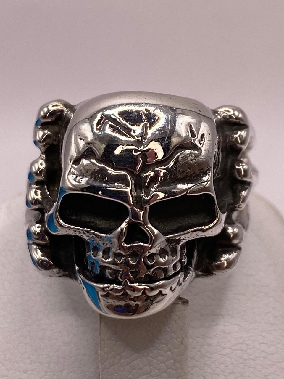 Anillo de Calavera con Huesos Laterales en Plata .925, vista lateral