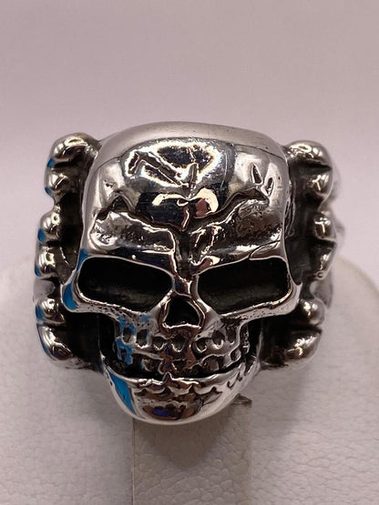 Anillo de Calavera con Huesos Laterales en Plata .925, vista lateral
