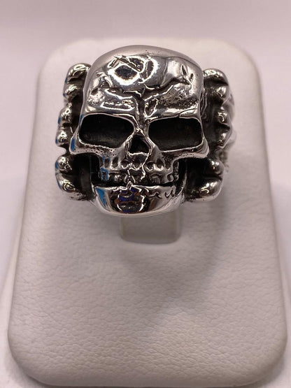 Anillo de Calavera con Huesos Laterales en Plata .925, vista de detalle