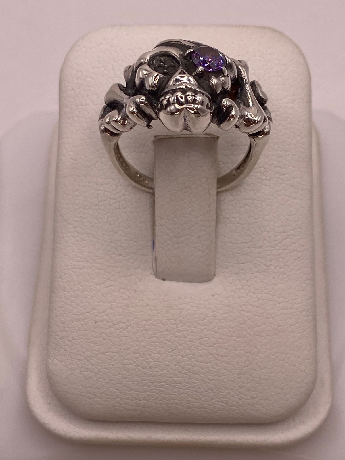 Anillo de Calavera con Ópalo de Fuego y Zirconia en Plata .950, vista de detalle