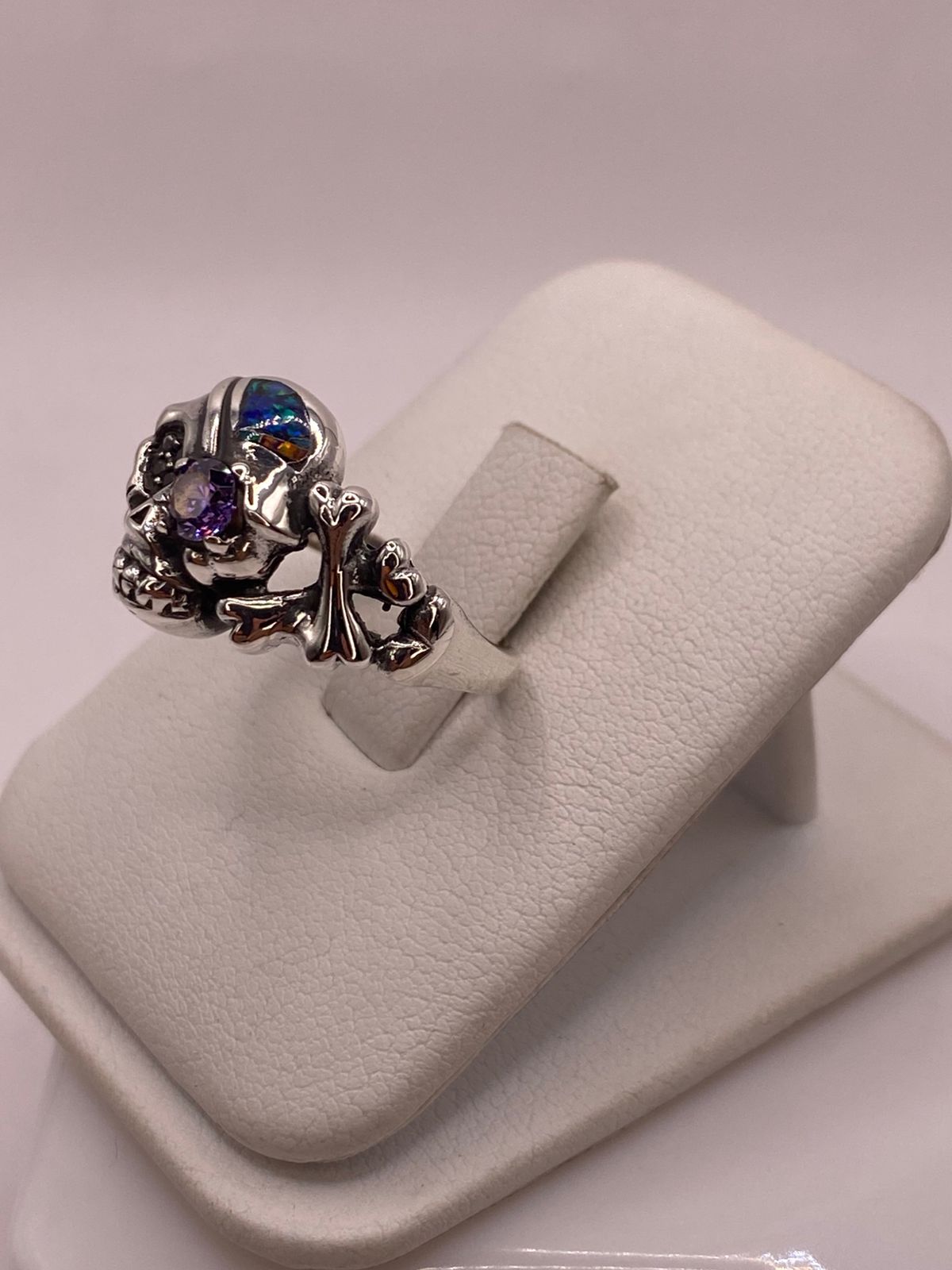 Anillo de Calavera con Ópalo de Fuego y Zirconia en Plata .950, vista lateral