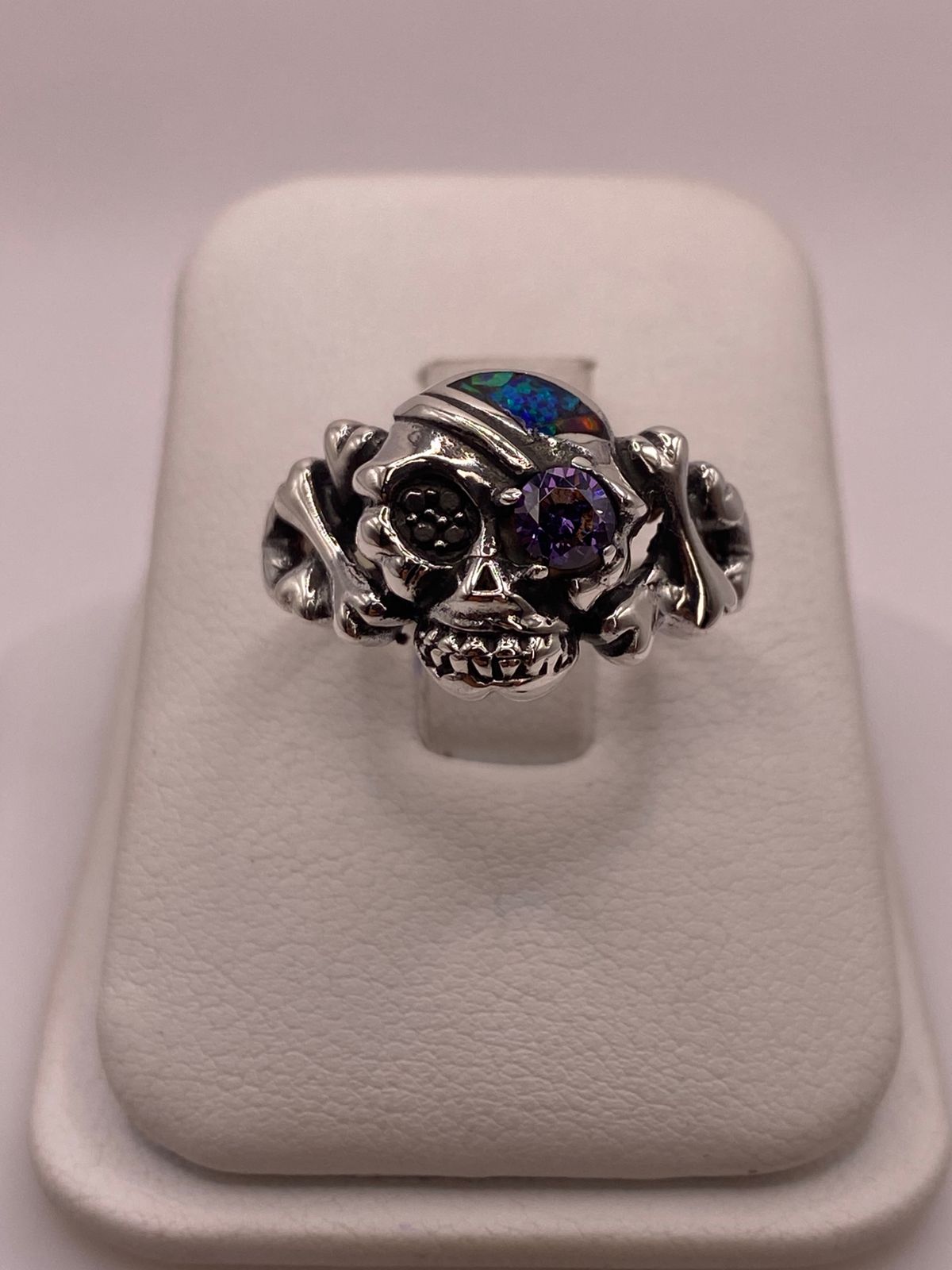 Anillo de Calavera con Ópalo de Fuego y Zirconia en Plata .950, vista frontal