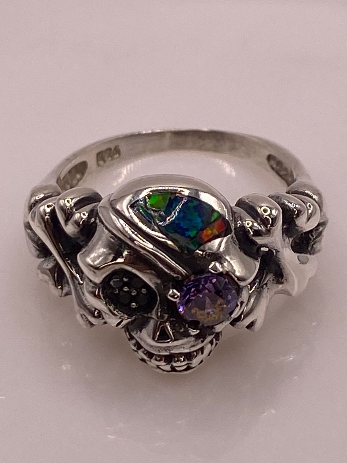 Anillo de Calavera con Ópalo de Fuego y Zirconia en Plata .950, sello de autenticidad Plata Ley .925