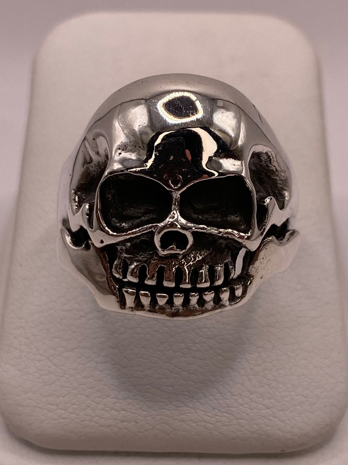 Anillo Calavera de Plata Ley .925, vista lateral