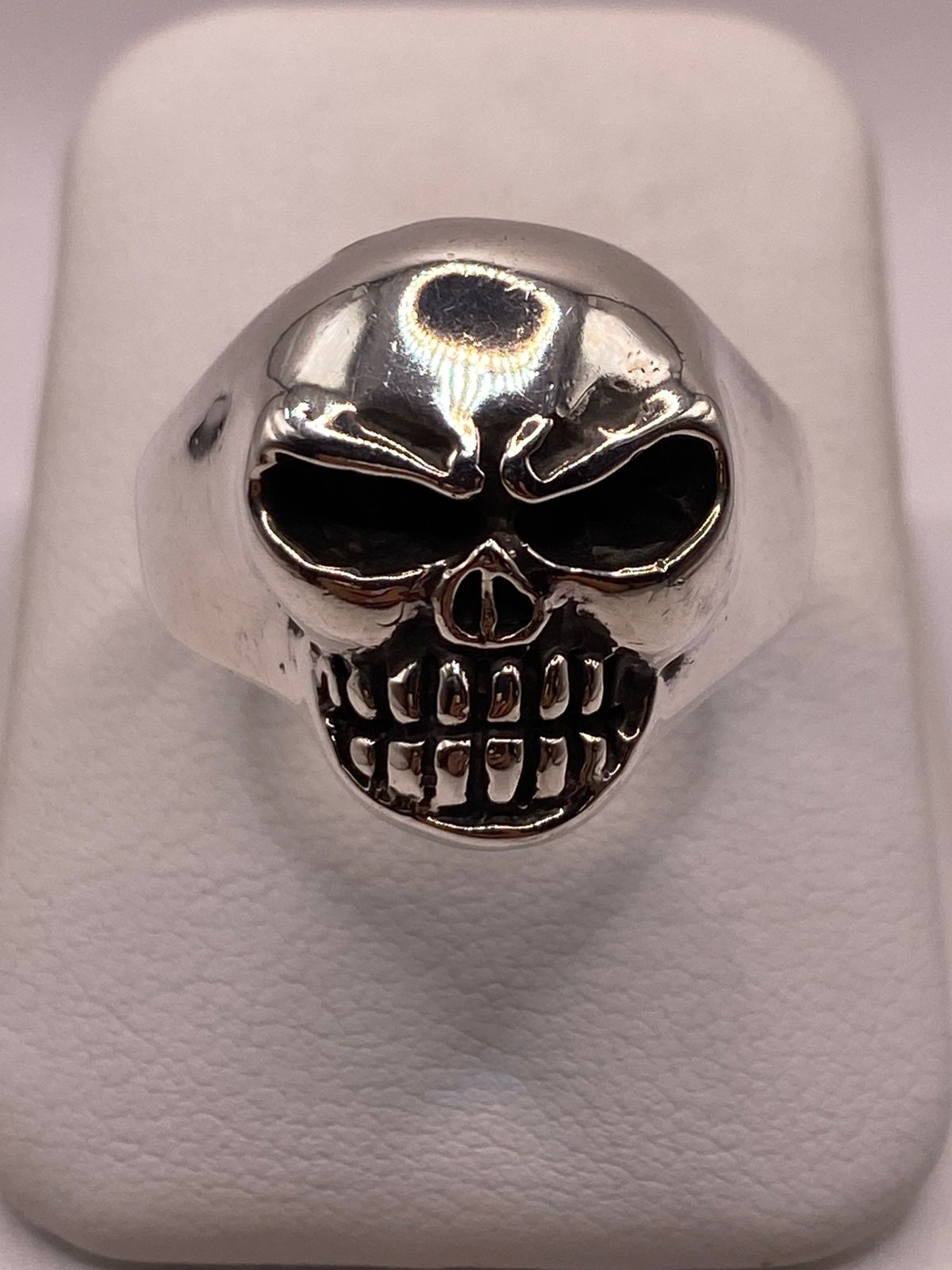 Anillo Calavera de Plata Ley .950, vista lateral