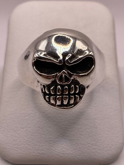 Anillo Calavera de Plata Ley .950, vista lateral