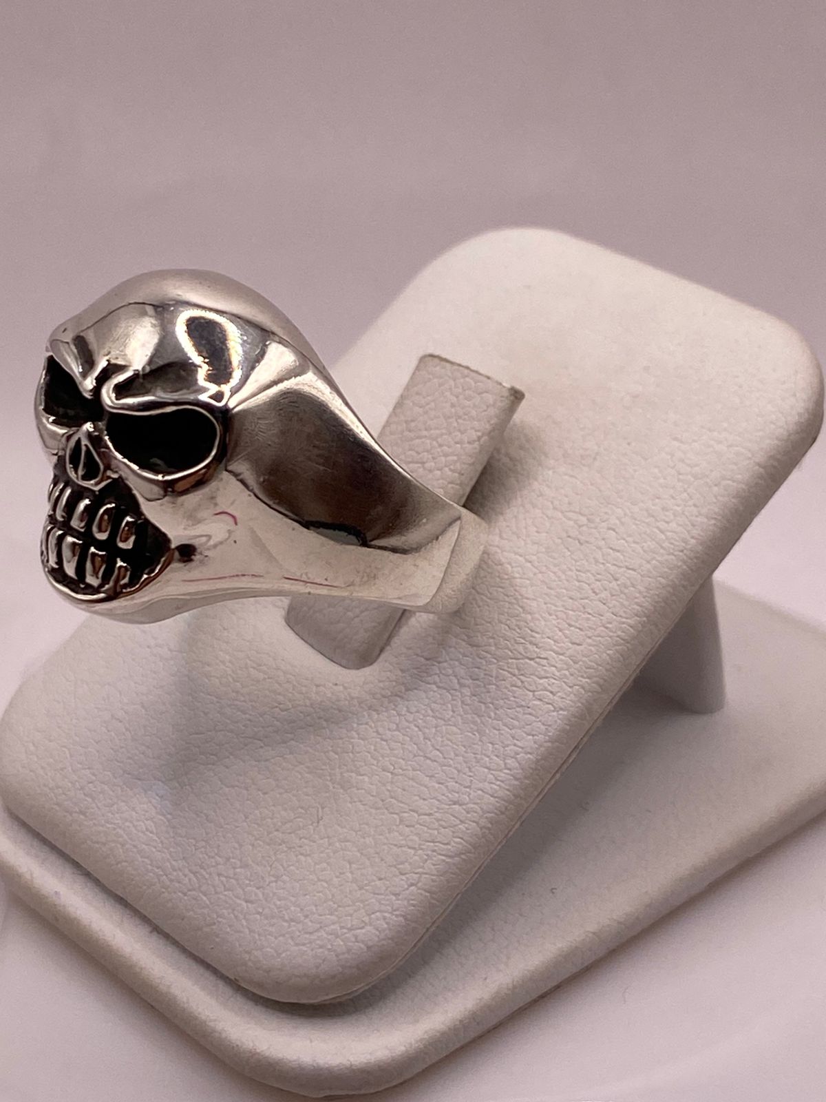 Anillo Calavera de Plata Ley .925, vista lateral